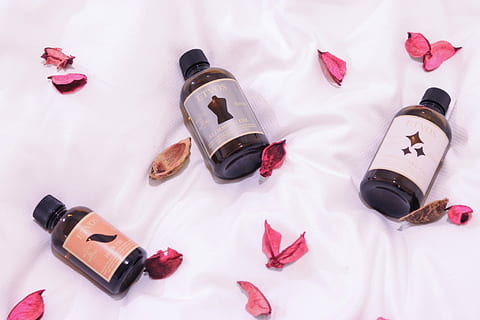 tre, glasflaskor plats, vit, textil-, glasflaskor, flaska, alkohol, vinflaska, högvinkelvy, inget folk, vin, behållare, inomhus, mode, nagellack, blomma, parfym, fortfarande liv, rosa färg, läppstift, sko, smink, grupp av objekt, skönhetsprodukt, spika, glas - material, slarvig, 1080P, CC0, offentligt domän, royaltyfria