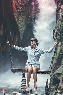 dona, assegut, marró, fusta, swing, foto, fons de cascada, longitud completa, una persona, persones reals, roba casual, estils de vida, activitat d'oci, adult jove, vista frontal, dones, dones joves, dia, arbre, fum - estructura física, mirant, naturalesa, centrar-se en primer pla, de peu, dona guapa, a l'aire lliure, pentinat, braç humà, 5K, CC0, domini públic, lliure de regalies