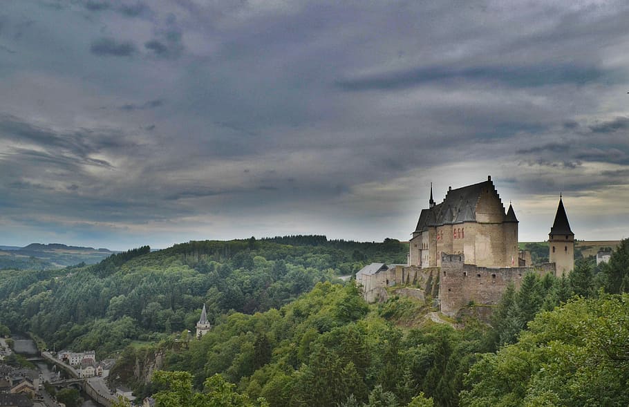 aéreo, Visão, Palácio, floresta, ver fotografia, Castanho, castelo, montanha, nuvem, construção, árvore, aldeia, Luxemburgo, panorama, medieval, céu, velho, Europa, Burg, névoa, cinzento, arquitetura, estrutura construída, o passado, plantar, exterior do edifício, história, destinos de viagem, nuvem - céu, natureza, viagem, meio Ambiente, terra, scenics - natureza, beleza na natureza, ninguém, ao ar livre, Mosteiro, 4K