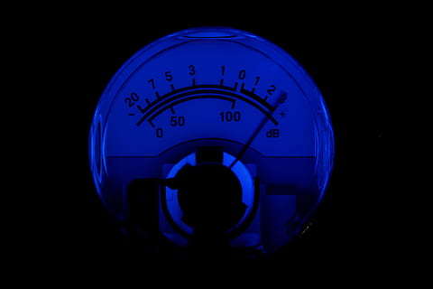 tehnologie, instrument, anunț, vu, vu metru, db, volum, analog, ac, putere, redare muzică, sunet, audio, muzică, nivel, nivelul sonor, amplificator, scară, albastru, noapte, în interior, nici o persoana, întuneric, studio shot, cerc, formă, elimina, echipament, un singur obiect, geometrică, a închide, natură, conexiune, timp, iluminat, Fundal negru, comunicare, 2K, CC0, domeniu public, fără drepturi de autor