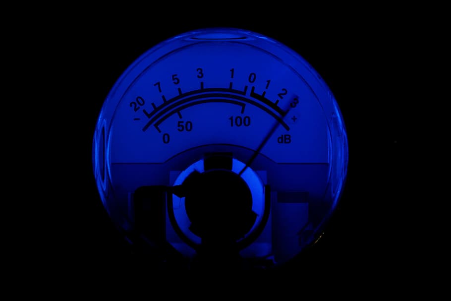 tecnologia, instrument, anunci, vu, mesurador de vu, db, volum, analògic, agulla, poder, reproducció de música, so, àudio, música, nivell, nivell de so, amplificador, escala, blau, nit, a l'interior, cap gent, fosc, tir de l'estudi, cercle, forma, tallar, equipament, sol objecte, forma geomètrica, primer pla, naturalesa, connexió, temps, il·luminat, fons negre, comunicació, 2K