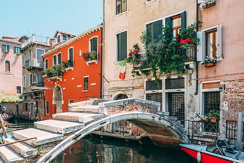 concret, pont, al costat, blanc, edifici, fotografia de paisatge, gris, pont del riu, vermell, barca de motor, arc, estructura, arquitectura, estructura construïda, exterior de l'edifici, aigua, canal, finestra, vaixell nàutic, transport, barri residencial, naturalesa, dia, planta, ciutat, connexió, pont - estructura feta per l'home, reflexió, a l'aire lliure, cap gent, pont d’arc, 4K, CC0, domini públic, lliure de regalies