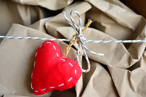 Antenne, Foto, rot, Herz Ornament, Verpackung, Geschenkpapier, Pack, Bewegung, Kabel, Herz, Transport, Papier-, rotes Herz, Feier, Nahansicht, Liebe, Band - Nähartikel, keine Leute, Essen und Trinken, Lebensmittel, Emotion, drinnen, Band, Geschenk, Box, positive Emotionen, eingewickelt, Kasten - Behälter, Herzform, Fokus auf den Vordergrund, Bogen, 5K, CC0, gemeinfrei, lizenzfrei