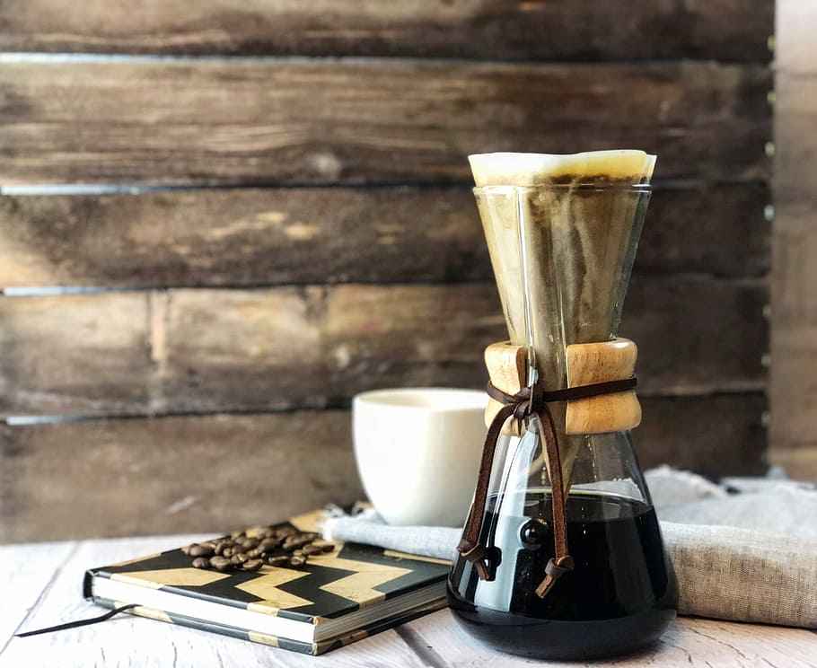 klar, glaskande, ved siden af, Bestil, Foto, dryppe kaffe flaske, notesbog, kaffe, koldt bryg, kande, filter, træ-, træ - materiale, bord, kaffe - drikke, mad og drikke, drikke, stilleben, ingen mennesker, forfriskning, dag, tæt på, fokus på forgrunden, beholder, indendørs, mad, kaffekop, friskhed, husholdningsudstyr, 2K