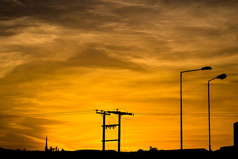 siluetă, turnul de comunicare, apus de soare, lampa postală, de aur, ora, fotografie, posturi, ora de aur, cer, amurg, cu iluminare din spate, industrie, răsărit - zorii zilei, soare, combustibil și generarea de energie electrică, în aer liber, lumina soarelui, natură, tehnologie, nor - cer, dramatic cer, culoare portocalie, vedere unghiulară joasă, stradă, nici o persoana, lumina stradală, frumusețe în natură, electricitate, echipamente de iluminat, conexiune, cablu, scenice - natura, linie de alimentare, alimentare electrică, cerul romantic, Echipament electric, 5K, CC0, domeniu public, fără drepturi de autor