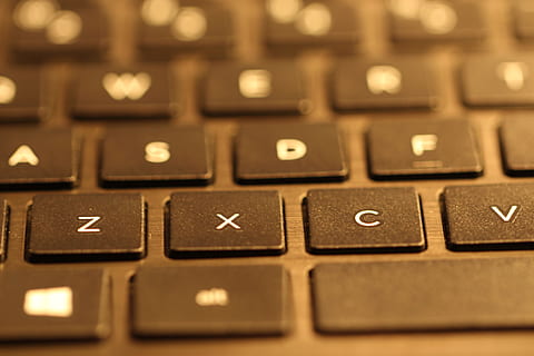 zwarte laptop, toetsenbord, het, internet, bedrijf, technologie, computer, kantoor, communicatie, laptop, web, werk, online, notitieboekje, informatie, netwerk, pc, draadloze, gegevens, typen, webontwerp, computerapparatuur, brief, tekst, selectieve aandacht, computer deel, detailopname, binnenshuis, verbinding, volledig kader, aantal, geen mensen, achtergronden, westers schrift, computer sleutel, alfabet, Draadloze technologie, keypad, druk op de knop, 5K, CC0, publiek domein, royaltyvrij