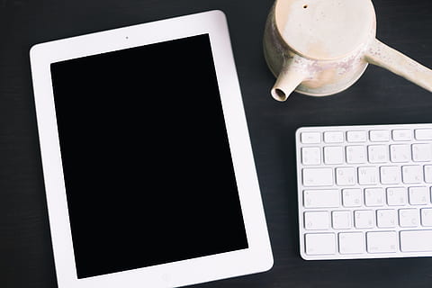 tastatur, tepotte, ipad, objekter, computer, teknologi, bærbar, computer tastatur, forretning, internet, computerskærm, digital tablet, kaffe - drikke, udstyr, trådløs teknologi, ingen mennesker, pc, skrivebord, mobilitet, meddelelse, bord, blank, kopiere plads, kop, computerudstyr, forbindelse, bærbar informationsenhed, indendørs, drikke, direkte over, mad og drikke, stilleben, krus, kaffekop, 4K, CC0, offentligt domæne, royaltyfrie