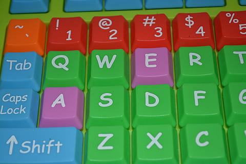 Tastatur, Computer, Grün, Schlüssel, Blau, rot, bunt, Laptops, Alphabete, zahlen, Symbole, Briefe, Elektronik, Geräte, Gadgets, Technologie, Kommunikation, Nummer, Text, grüne Farbe, westliche Schrift, Vollbild, keine Leute, Kunststoff, mehrfarbig, Seite an Seite, Hintergründe, Nahansicht, in einer Reihe, drinnen, Stillleben, Alphabet, Brief, große gruppe von gegenständen, Geschäft, 5K, CC0, gemeinfrei, lizenzfrei