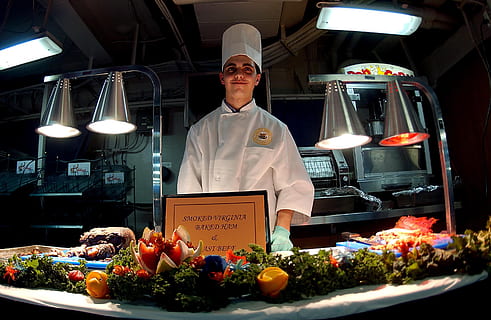 home, portar, blanc, uniforme del xef, guants de verdures, xef, uniforme, verd blavós, guants, cuina, menjar, llums, culinari, preparat, preparació, taula, ajudant, pernil cuit, mirant la càmera, un sol home, retrat, només homes, negoci petit, orgull, ocupació, una persona, homes, menjar i beguda, negocis, persones reals, alimentació saludable, de peu, mascles, il·luminat, frescor, adult, vista frontal, treball, fruita, homes madurs, 2K, CC0, domini públic, lliure de regalies