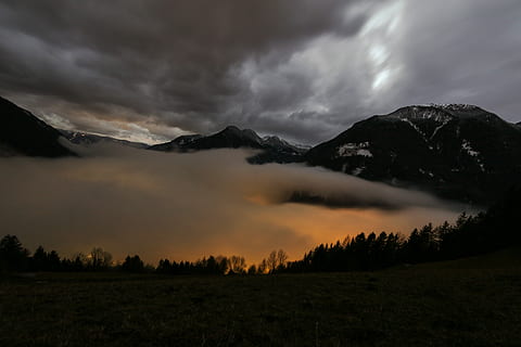 foto de paisatge, muntanya, envoltat, núvols, Cloudysky, silueta, arbres, coberta, núvol, posta de sol, paisatge, arbre, núvol - cel, cel, escenics - natura, medi ambient, bellesa a la natura, tempesta, escena tranquil·la, cel dramàtic, naturalesa, tranquil·litat, cap gent, planta, núvol de tempesta, terra, Serra, fosc, poder a la natura, 5K, CC0, domini públic, lliure de regalies