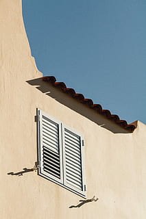 lukket, hvid, louvered windows, træ-, louvered vindue, omgivet, beige, malet, væg, vindue, bygning, lukker, persienner, bygget struktur, arkitektur, bygning udvendig, lav vinkel visning, sollys, murbygningsfunktion, dag, himmel, natur, skyfri himmel, ingen mennesker, kopiere plads, udendørs, boligområde, skygge, hus, blå, 4K, CC0, offentligt domæne, royaltyfrie