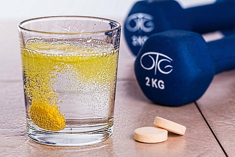 aišku, akmens stiklas, šalia, du, balta, vaistų tabletės, pora, 2 kg, mėlyna, fiksuotas, svarmenys, vitaminas b, putojantis, tablėtė, papildyti, gera sveikata, pratimas, sveikata, gyvenimo būdas, mityba, sportuoti, svoris, mokymas, vitaminų, sveikatos gėrimas, energijos, stiklas, Sportas, tinkamumas, Maistas ir gėrimai, patalpose, nėra žmonių, Iš arti, sveika mityba, dieną, šviežumas, gerti, gaivinimas, geriamojo stiklo, buitinė įranga, lentelė, maisto, tekstą, studija, Vakarų scenarijus, sutelkti dėmesį į naujas žinias, arbata, indai, cukraus kubas, 5K