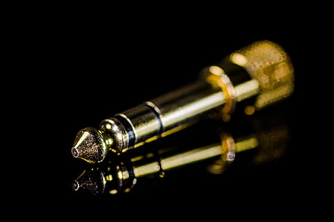 berwarna kuningan, audio, mendongkrak, pin, steker, stereo, colokan jack, adaptor, pasang adaptor, emas, refleksi, mirroring, colokan headphone, dekat, makro, foto makro, datailaufnahme, latar belakang hitam, alat musik, logam, musik, kuningan, merapatkan, budaya seni dan hiburan, tembakan studio, objek tunggal, dalam ruangan, berwarna emas, senjata, instrumen angin, amunisi, komunikasi, tidak ada orang, peluru, agresi, terompet, ujung pena, 5K, CC0, domain publik, bebas royalti