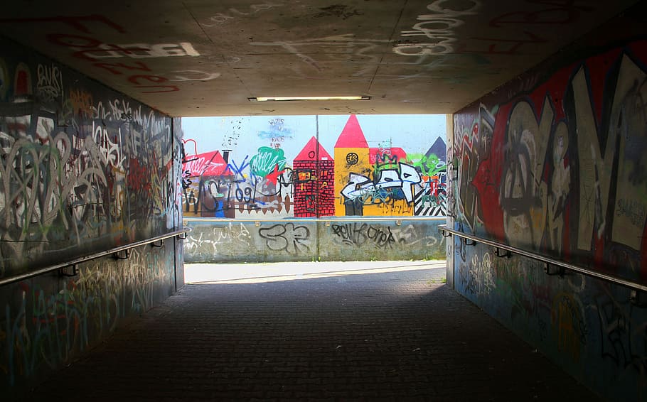 graffiti, pas inferior, ombra, a l'interior, estructura construïda, multicolor, arquitectura, dia, art i artesania, funció de construcció de parets, creativitat, art de carrer, el camí a seguir, direcció, túnel, cap gent, text, paret, ciutat, buit, pintura, sostre, mural, gargots, 4K