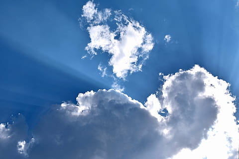 slunce, nebe, mraky, sluneční paprsky, modrý, počasí, nadmořská výška, zataženo, načechraný, Příroda, meteorologie, pozadí, venku, mrak - nebe, letní, vzduch, den, scéna s oblaky, světlo - přírodní jev, slunečního světla, klimatu, prostor, bílá barva, krása v přírodě, idylický, atmosféra, scenics - příroda, životní prostředí, vítr, duchovno, náboženství, nikdo, svoboda, Jasný, 5K, CC0, veřejná doména, bez autorských práv