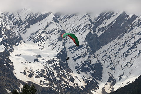 parapent per persona, nevat, muntanyes, durant el dia, parapent, vall del solang, muntanya, neu, paracaigudisme, persona, esport, Esports extrems, volant, aventura, naturalesa, esport i fitness, cel, lliscament, a l'aire lliure, alt, acció, risc, blau, a l'aire, recerca recreativa, activitat, Serra, gent, homes, escenics, una persona, només adults, hivern, temperatura de fred, muntanya nevada, escenics - natura, bellesa a la natura, esport d'hivern, medi ambient, activitat d'oci, escena tranquil·la, tranquil·litat, dia, paisatge, cim de muntanya, 5K, CC0, domini públic, lliure de regalies
