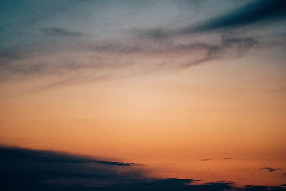 overskyet, himmel, dag tid, Sky, solopgang, solnedgang, orange, blå, gradient, sky - himmel, skønhed i naturen, ro, scenics - natur, rolig scene, orange farve, natur, ingen mennesker, idyllisk, dramatisk himmel, skumring, vand, hav, udendørs, horisont, miljø, 5K