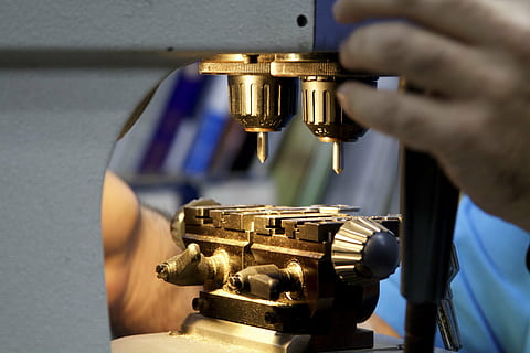 persona, operando, blanco, negro, equipo, llave, máquina, trabajo, metal, herramienta, mecánico, industrial, maquinaria, trabajando, industria, ocupación, taller, de cerca, parte del cuerpo humano, tecnología, mano, adulto, participación, mano humana, adentro, hombres, gente, enfoque selectivo, camara - equipo fotografico, temas de fotografia, negocio, dedo, 4K, CC0, dominio público, libre de derechos