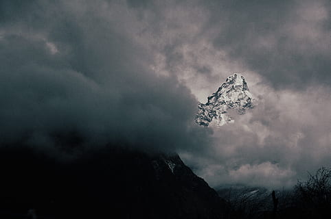 zăpadă, acoperit, Munte, nori, fotografie, Nepal, munţi, nor, Cloudscape, vârf, natură, nor - cer, furtună, scenics, cer, acoperit de nori, vreme, peisaj, întuneric, în aer liber, nor de furtuna, dramatic cer, ploaie, de munte, frumusețe în natură, putere în natură, scenice - natura, o scenă liniștită, liniște, copac, vedere unghiulară joasă, nici o persoana, scenă non-urbană, plantă, mediu inconjurator, idilic, zi, la distanta, temperatura rece, varf de munte, 2K, CC0, domeniu public, fără drepturi de autor