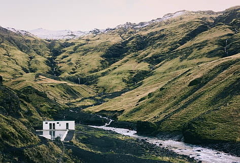 Weiß, Beton, Haus, neben, Karosserie, Wasser, Berg, Grün, watre, Tal, Gras, Baum, Schwimmbad, fließen, Bach, Fluss, natürliche Quelle, versteckt, Seljavellir, Island, Szenen - Natur, Schönheit in der Natur, gebaute Struktur, die Architektur, Gebirge, Natur, ruhige Szene, Ruhe, Gebäudehülle, Tag, keine Leute, Himmel, Pflanze, Nicht-städtische Szene, grüne Farbe, Gebäude, Land, idyllisch, draußen, 2K, CC0, gemeinfrei, lizenzfrei