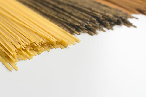 spaghetti tricolora, spaghetti, fond blanc, Pâtes, jaune, fermer, personne, équipement, prise de vue en studio, nourriture italienne, à l'intérieur, espace de copie, aliments, Nourriture et boisson, fraîcheur, nourriture crue, grand groupe d'objets, nature morte, alimentation saine, vue grand angle, abondance, 5K, CC0, domaine public, libre de droits