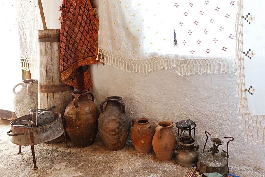 diversos, pots, blanc, pintat, paret, envellit, antic, antiguitat, ceràmica, argila, contenidor, contenidors, calç, vaixella, nacional, històric, jar, gerra, vell, llançador, porcellana, olla, olles, vintage, cap gent, a l'interior, estructura construïda, arquitectura, dia, funció de construcció de parets, art i artesania, edifici, artesania, natura morta, habitació domèstica, equipament per a la llar, penjant, variació, càntir, 4K