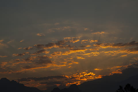 Himmel, Solar-, Wolken, Wolke, Sonnenuntergang, Landschaft, Licht, Sommer-, Hintergrund, Schatten, Natur, wunderschönen, Muster, Fotografie, Textur, abstrakt, Horizontlinie, Schönheit in der Natur, wolke - himmel, Szenen - Natur, ruhige Szene, Ruhe, Silhouette, Berg, keine Leute, idyllisch, Flachwinkelansicht, orange Farbe, Dramatischer Himmel, Nicht-städtische Szene, draußen, Umgebung, Scheu, Gipfel, 5K, CC0, gemeinfrei, lizenzfrei