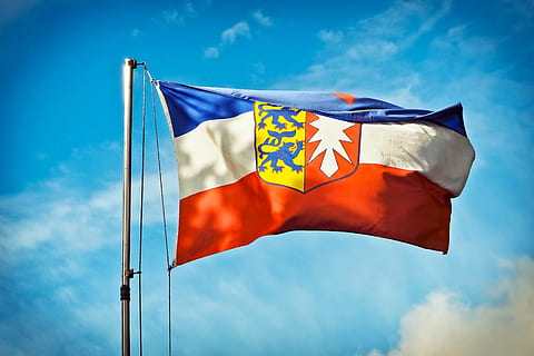 bandera, vermell, aleteig, Alemanya, cop, alemany, casa, Ventós, blanc, blau, mecklemburgo, escut d'armes, ratlles, vent, cel, màstil, teixit, símbol, bandera de país, landesfarben, el patriotisme, medi ambient, vista d’angle baix, agitant, groc, naturalesa, dia, cap gent, orgull, a l'aire lliure, núvol - cel, emoció, forma, pol, forma d'estrella, icona nacional, 4K, CC0, domini públic, lliure de regalies
