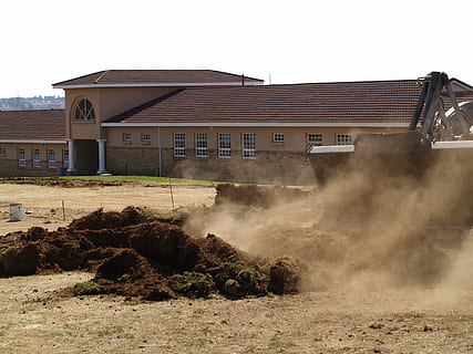constructii, macara, constructie, macara, teren, exteriorul clădirii, casă, construită, arhitectură, distrugere, abandonat, clădire, cer, zonă rezidențială, natură, cer senin, zi, nici o persoana, în aer liber, plantă, camp, acoperiş, apă, oraș, fereastră, 2K, CC0, domeniu public, fără drepturi de autor
