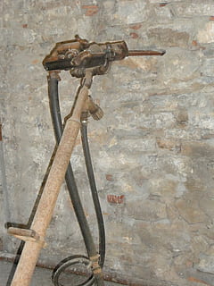 mineração, broca, meu, velho, historicamente, remoção, minerais, Rocha, samples, broca de teste, recurso de construção de parede, ninguém, metal, oxidado, parede, estrutura construída, arquitetura, intemperizado, ao ar livre, abandonado, dia, declínio, equipamento, deterioração, fechar-se, estragado, ainda vida, 4K, CC0, domínio público, royalty free