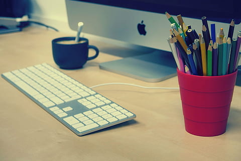 blu, ceramica, tazza di caffè, Marrone, di legno, tavolo, pc, computer, Mela, schermo, computer desktop, attività commerciale, web, Internet, attrezzatura, tecnologia, lavoro, ufficio a casa, ufficio, tastiera, topo, scrivere, studiare, studi, digitale, posto di lavoro, matite, colore, organizzazione, marketing, designare, progettista, grafica, concetto, creazione, elettronica, Surf, attrezzatura informatica, penna, nessuno, matita, organizzatore da tavolo, scrivania, in casa, tastiera del computer, tecnologia wireless, comunicazione, tazza, mobilia, attrezzature domestiche, connessione, bicchiere, 2K, CC0, dominio pubblico, privo di copyright