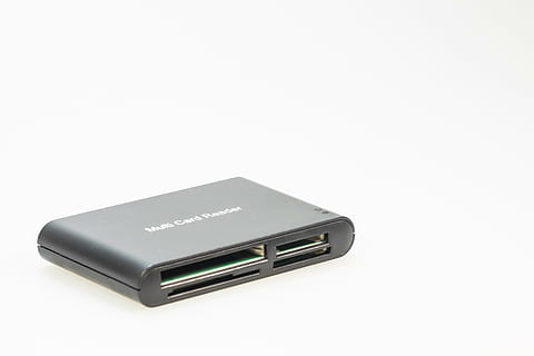 lector de targetes, multi, targeta, SD, cf, flash compacte, usb, ordinador, connexió, accessoris, macro, maquinari, periferia, processament de dades, negre, tallar, fons blanc, tir de l'estudi, còpia espai, sol objecte, comunicació, tecnologia, a l'interior, dades, cap gent, tecnologia sense fils, negocis, primer pla, equips informàtics, Color blanc, oficina, document, portabilitat, 4K, CC0, domini públic, lliure de regalies
