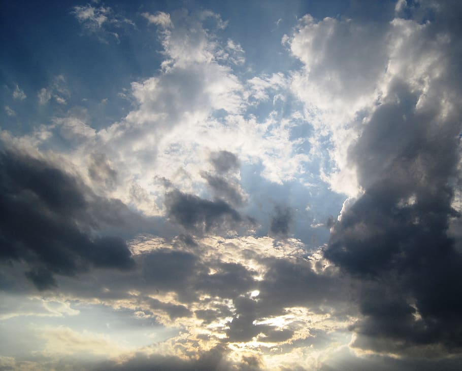 himmel, skyer, lys, lysende, udstrålende, mørke patches, sky - himmel, cloudscape, dramatisk himmel, humørlig himmel, scenics - natur, natur, sollys, baggrunde, miljø, skønhed i naturen, overskyet, atmosfære, vind, mørk, ingen mennesker, solstråle, blå, sol, udendørs, meteorologi, abstrakte baggrunde, lyse, 2K