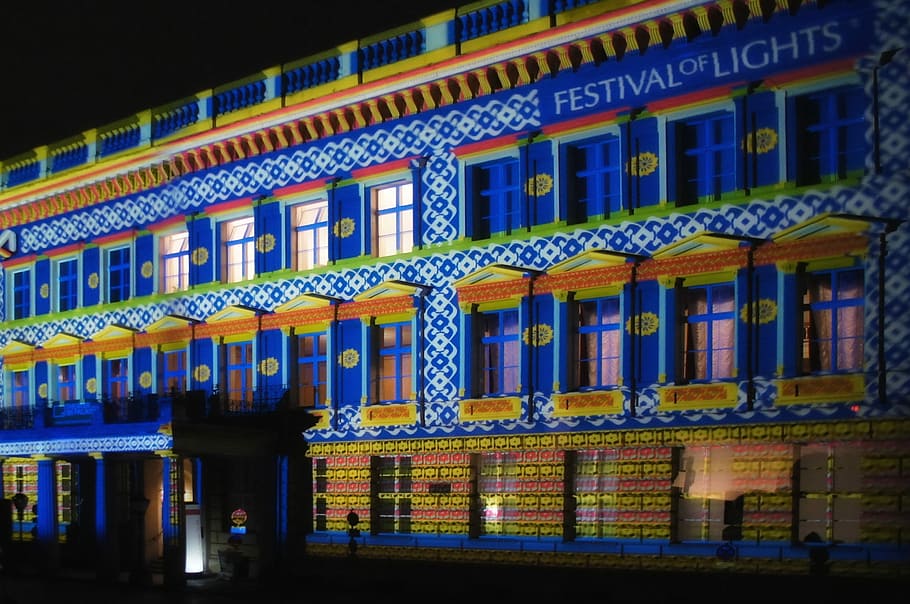 Berlin, Licht, Fassade, Kunst, Lichterfest, Stadt der Lichter, berlin bei nacht, Straßenkunst, moderne Kunst, Nacht-, die Architektur, Fenster, keine Leute, beleuchtet, mehrfarbig, Gebäudehülle, gebaute Struktur, Gebäude, Stadt, in einer Reihe, draußen, Reiseziele, Wohngegend, Natur, Ufergegend, Haus, Wasser, 2K