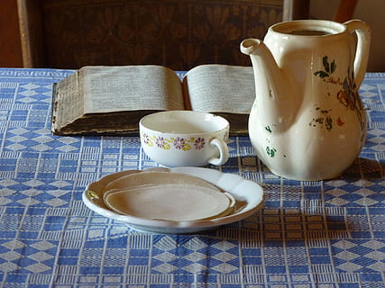 taula, estovalles, placa, olla, tassa, llibre, dinar, taula gedeckter, decoració, patró, beure, arranjament, teetafel, vell, museu, natura morta, vaixella, tetera, te - beguda calenta, cultures, porcellana, plat, material de fusta, a l'interior, bol, cap gent, menjar i beguda, patró comprovat, estri de cuina, refresc, te, ceràmica, beguda calenta, cullera, utensili per menjar, menjar, tassa de te, càntir, safata, 4K, CC0, domini públic, lliure de regalies