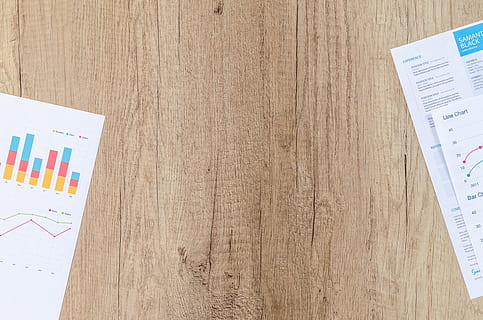Top, widok, brązowy, drewniany, powierzchnia, dwa, papiery do drukarek, wykres, finanse, budżetowy, dane, statystyki, inwestycja, pusty, drewno, papier, stół, gabinet, biznes, tło, Uwaga, przestrzeń, dokument, notatnik, powyżej, biały, strona, biurko, Miejsce pracy, długopis, Kopiuj, Kawa, Puchar, praca, Papierkowa robota, copyspace, ołówek, spotkanie, Dostawa, pulpit, wiadomość, Podkładka, arkusz, tekstura, Informacja, komputer, pisać, drewno - materiał, wewnątrz, diagram, żadnych ludzi, interes korporacyjny, wzrost, kopia przestrzeń, planowanie, numer, Edukacja, Bezpośrednio powyżej, raport, analizowanie, 5K, CC0, domena publiczna, darmowe zdjęcia