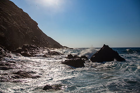 montagna, onde oceaniche, rocce, oceano, mare, onde, schiantarsi, paesaggio marino, costa, acqua, orizzonte, cielo, blu, acqua bianca, ambiente, natura, riva del mare, scenics - natura, roccia - oggetto, roccia, bellezza nella natura, solido, movimento, nessuno, sport, onda, paesaggio, terra, all'aperto, spiaggia, 4K, CC0, dominio pubblico, privo di copyright