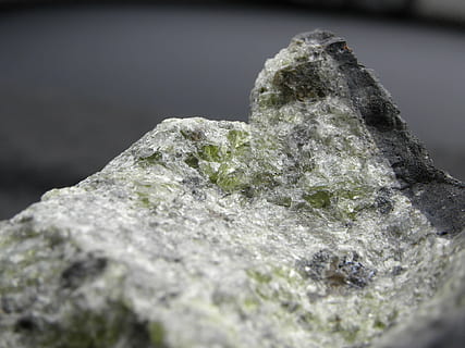 malm, vulkansk, grøn, solid, selektiv fokusering, klippe, tæt på, mineral, rock-objekt, tekstureret, ingen mennesker, geologi, krystal, natur, ru, udendørs, dag, stilleben, grå, fokus på forgrunden, sten - objekt, is, Frosset, kvarts, naturlig tilstand, 1080P, CC0, offentligt domæne, royaltyfrie