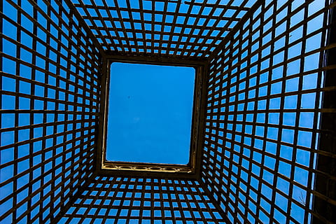 cielo, riflessione, finestra, architettura, sintesi, design, modello, piazza, vuoto, castello, acciaio, geometrico, modulo, cubo, futuristico, al di fuori, Versailles, contemporaneo, grafico, persona, struttura costruita, blu, forma geometrica, nessuno, Inquadratura dal basso, cielo sereno, direttamente sotto, giorno, forma, esterno dell'edificio, natura, vetro - materiale, lucernario, luce del sole, fotogramma intero, soffitto, 5K, CC0, dominio pubblico, privo di copyright