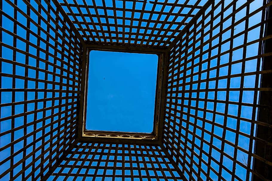 cel, reflexió, finestra, arquitectura, resum executiu, disseny, patró, quadrat, buit, castell, acer, geomètric, forma, cub, futurista, fora, versalles, contemporani, gràfic, persona, estructura construïda, blau, forma geomètrica, cap gent, vista d’angle baix, cel clar, directament a sota, dia, exterior de l'edifici, naturalesa, vidre - material, claraboia, llum solar, marc complet, sostre, 5K