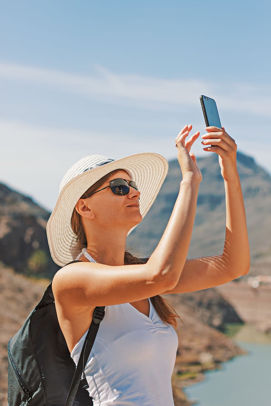 muntanyes, naturalesa, cel, ulleres de sol, aventura, motxilla, motxillers, barret de platja, bonic, borrós, captura, primer pla, profunditat de camp, diversió, ulleres, femella, focus, noia, gots, mans, iphone, senyora, oci, telèfon mòbil, a l'aire lliure, telèfon, recreació, smartphone, viatjar, vacances, desgast, dona, persones reals, activitat d'oci, barret, una persona, estils de vida, tecnologia sense fils, tecnologia, telèfon intel·ligent, adult jove, celebració, dones, adult, terra, dispositiu d’informació portàtil, roba, comunicació, centrar-se en primer pla, moda, barret per al sol, 2K