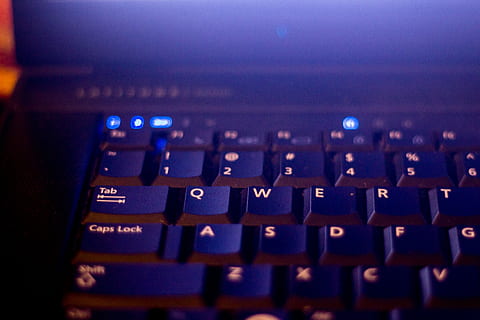 turno, computer portatile, il computer portatile, computer, tastiera, taccuino, pc, attività commerciale, Internet, sito web, informatica, senza fili, connessione, attrezzatura, digitando, comunicazione, informazione, posto di lavoro, www, portatile, chiavi, tecnologia, testo, attrezzatura informatica, avvicinamento, nessuno, in casa, tastiera del computer, lettera, messa a fuoco selettiva, alfabeto, colore nero, controllo, numero, sceneggiatura occidentale, parte del computer, tasto del computer, premi il bottone, elettronica audio, 1080P, CC0, dominio pubblico, privo di copyright