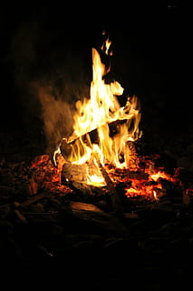 foc, flames, foguera, cremant, flama, torxes, calor, celebració, calor - temperatura, foc - fenomen natural, registre, material de fusta, nit, fusta, naturalesa, cap gent, brillant, llenya, color taronja, terra, exposició llarga, a l'aire lliure, primer pla, fosc, 4K, CC0, domini públic, lliure de regalies