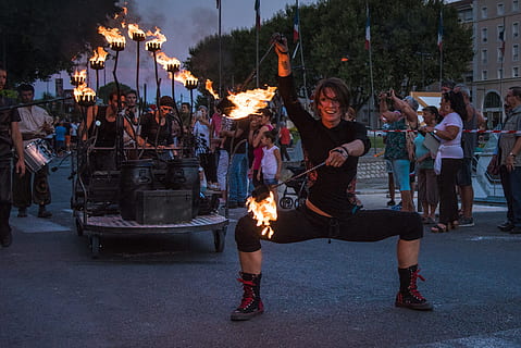 oheň, žonglér, prázdniny, průvod, beaucaire, char, madeleine festivaly, 21. července, umělecká kultura a zábava, hudba, požár - přírodní jev, hořící, skutečných lidí, výkon, hudební nástroj, město, dav, noc, plná délka, skupina lidí, ženy, plamen, ulice, soumrak, umělec, svítí, muži, 4K, CC0, veřejná doména, bez autorských práv