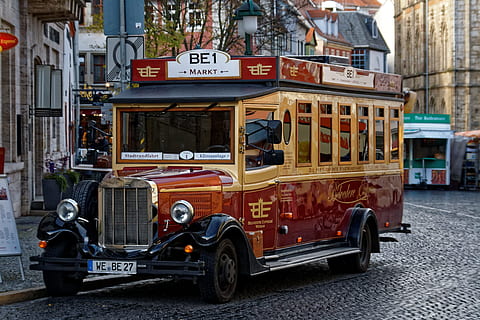 bus, gammel, auto, oldtimer, køretøj, retro, service bus, england, historisk, transportform, transportmidler, land køretøj, by, gade, arkitektur, bygning udvendig, dag, offentlig transport, bygget struktur, vej, tekst, stationær, motor køretøj, tilfældige mennesker, bil, gul, vestlige script, skolebus, 2K, CC0, offentligt domæne, royaltyfrie