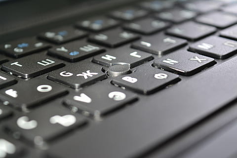fotografie cu focalizare selectivă, tastatura, calculator, tastatură, laptop, PC, caiet, tastare, periferice, TrackPoint, tehnologie, a închide, selectiv, semnul plus, nici o persoana, număr, echipamente de calcul, comunicare, conexiune, tehnologia fără fir, text, în interior, industria electronică, finanţa, un singur obiect, industrie, echipament, 5K, CC0, domeniu public, fără drepturi de autor