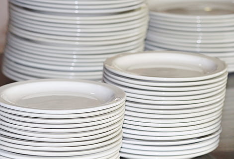 tallerken, stable, plate stabel, servise, porselen, hvit, keramikk, innendørs, ingen folk, kjøkkenredskap, husholdningsutstyr, stor gruppe gjenstander, kopp, hvit farge, tom plate, nærbilde, bolle, tømme, gruppe av objekter, mat og Drikke, stilleben, ren, glass, 4K, CC0, offentlig domene, opphavsrett gratis