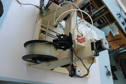 drukarka, włókno, 3d, wewnątrz, żadnych ludzi, sprzęt oświetleniowy, niski kąt widzenia, technologia, sprzęt, opieka zdrowotna i medycyna, studio, sprzęt fotograficzny, tematy fotograficzne, szpital, kultura i rozrywka artystyczna, sufit, zbliżenie, aparat fotograficzny - sprzęt fotograficzny, skupić się na pierwszym planie, branża filmowa, lampa elektryczna, Grupa, zbudowana struktura, 5K, CC0, domena publiczna, darmowe zdjęcia