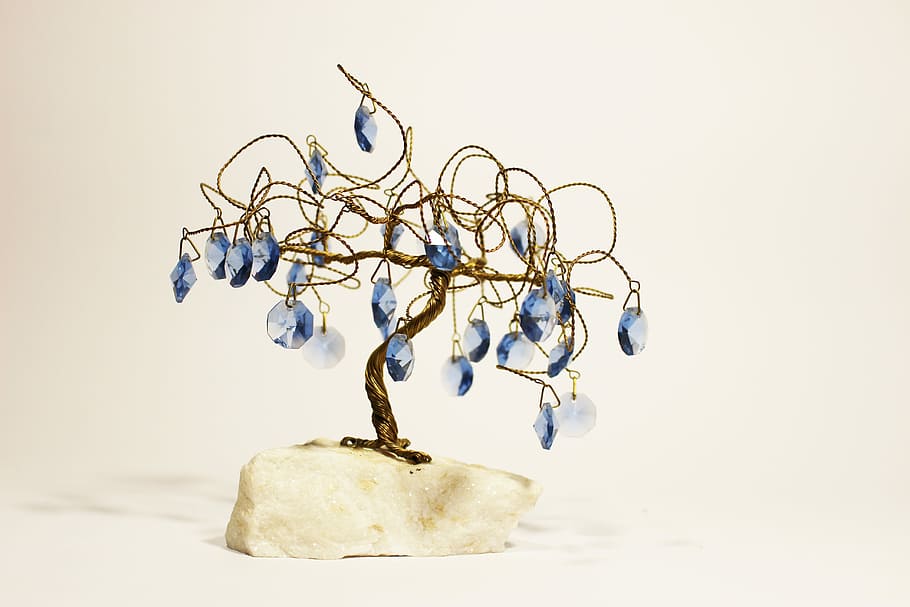 Alberc, cristall, coure, sílice, macro, arbre, pedra, tir de l'estudi, cap gent, fons blanc, primer pla, a l'interior, dia, còpia espai, gran grup d'objectes, natura morta, creativitat, metall, menjar i beguda, penjant, caient, naturalesa, decoració, pila, abundància, grup d'objectes, art i artesania, 5K