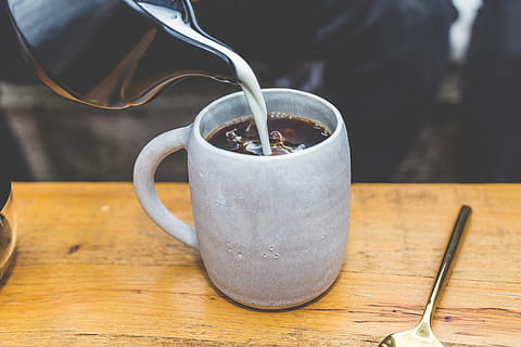 sort, kaffe, mælk, hed, kold, drikke, kop, ske, kaffebar, cafe, butik, træ-, bord, mad og drikke, træ - materiale, køkkenredskaber, fokus på forgrunden, kaffe - drikke, tæt på, damp, indendørs, krus, forfriskning, røg - fysisk struktur, mad, varm drikke, te, forberedelse, 4K, CC0, offentligt domæne, royaltyfrie